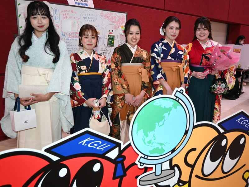 晴れ着姿で記念撮影する卒業生