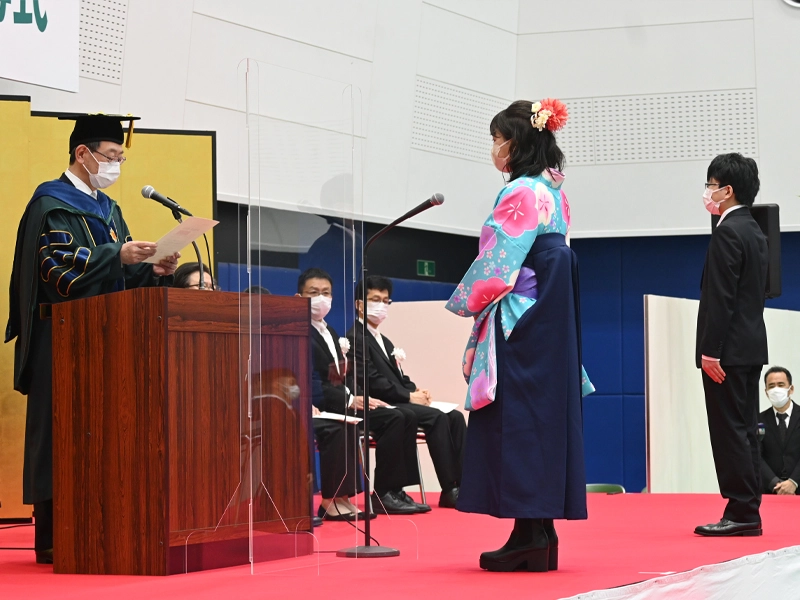 卒業生代表への学位記の授与