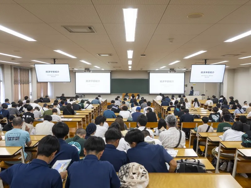 教員や在学生が各学部・学科・専攻・コースでの学びについて詳しく説明した「学部紹介」の様子