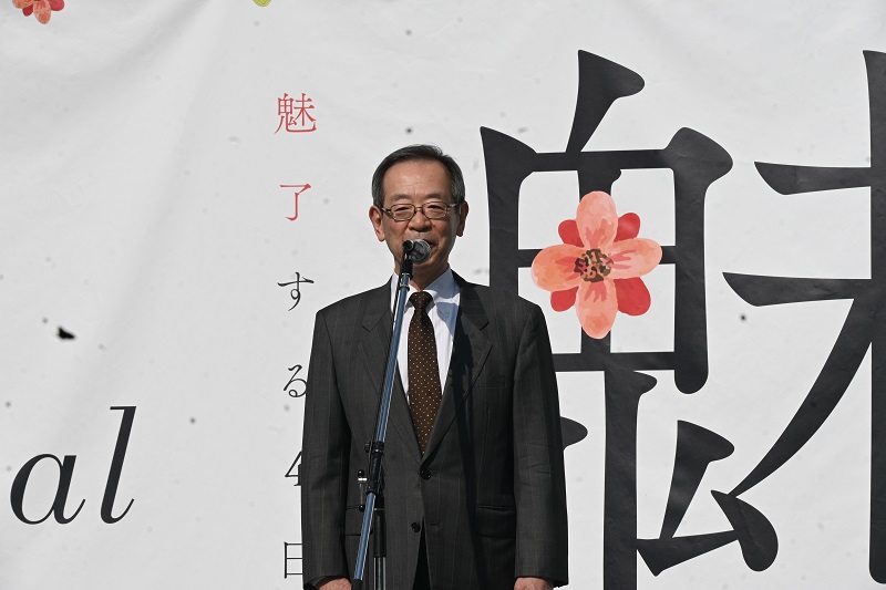 あいさつする中村恵学長