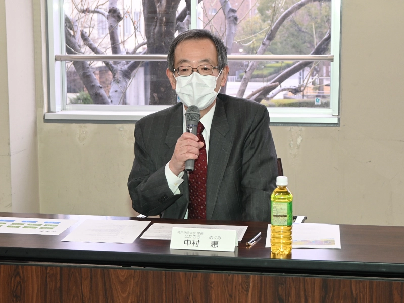 あいさつする中村学長