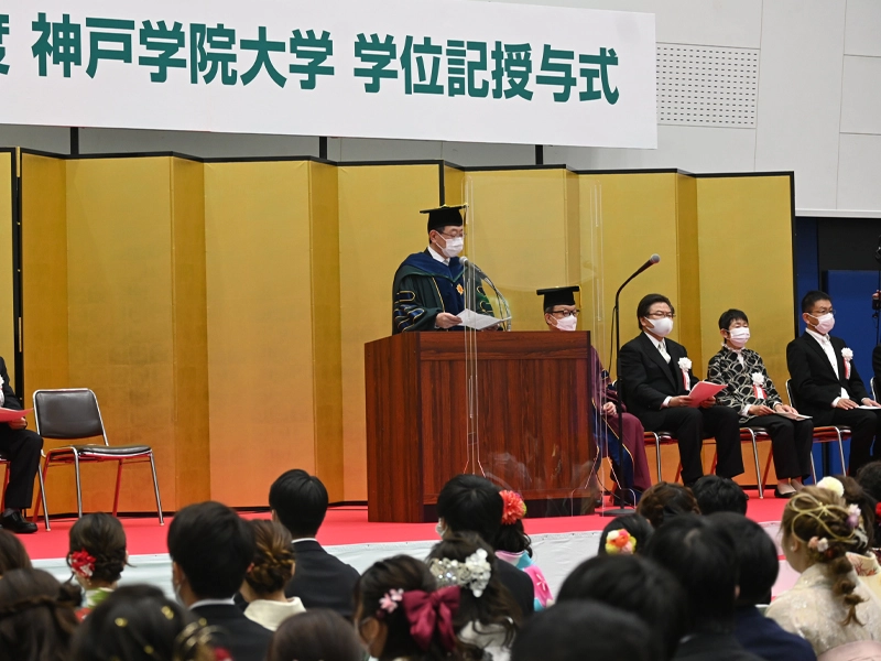 式辞で卒業生・修了生にはなむけの言葉を贈る中村学長