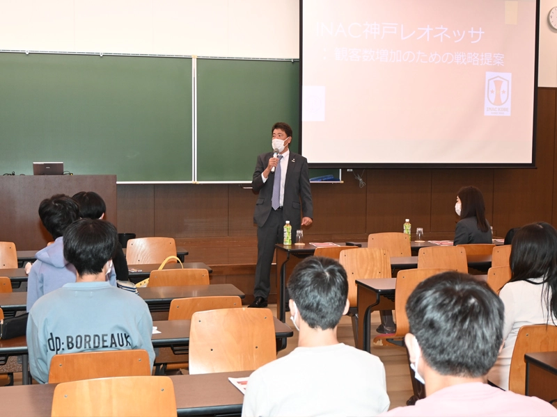 安本社長の講評を聴く学生たち