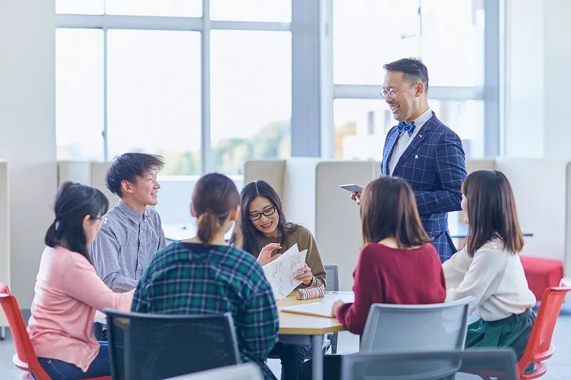 岡部教授に授与する記章を見せるシチ議長(左)