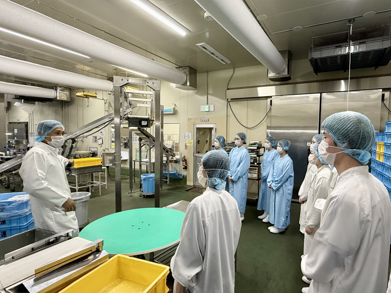工場見学をする学生