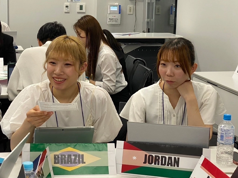 ブラジル大使役を務めた本田さん(左)