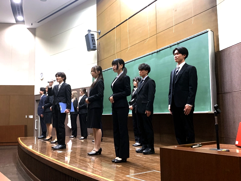 幹部交代式であいさつする新旧代表者