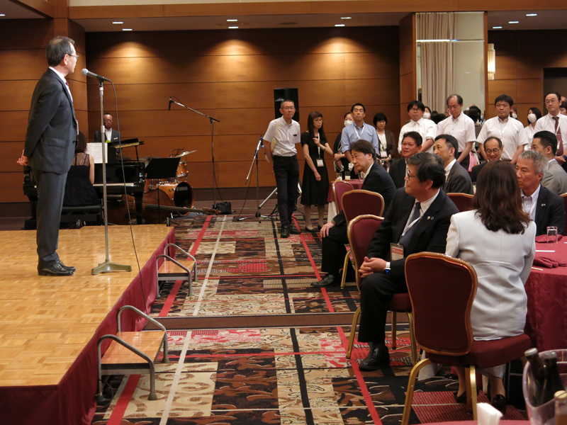 懇親会であいさつする中村学長