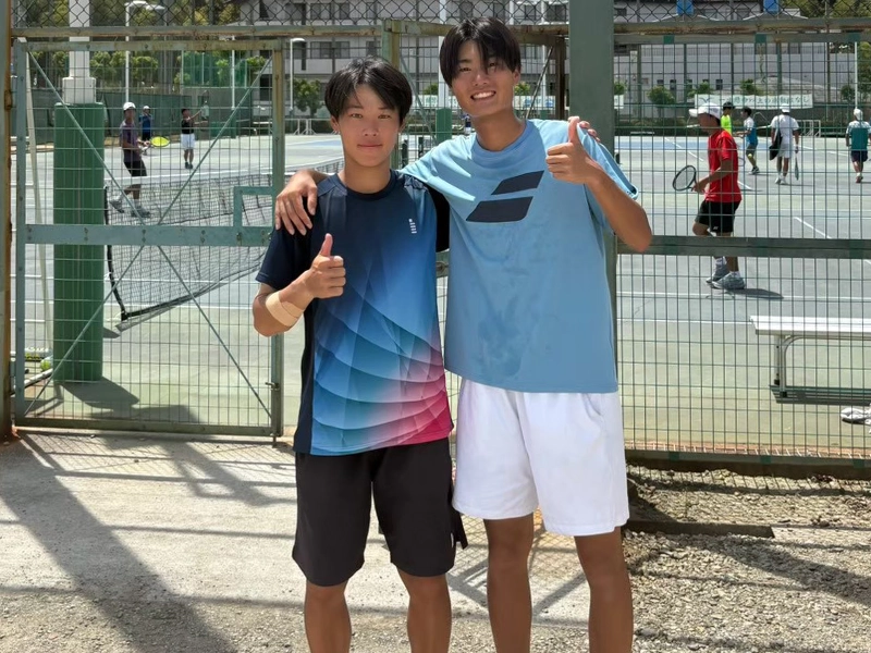 2026年度（旧）関西学生地域テニストーナメントの男子ダブルスで優勝した壽賀さん（左）と打田さん