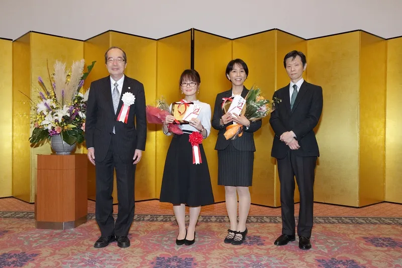授賞式（左から向殿会長、西牧先生、中西先生、角田理事）