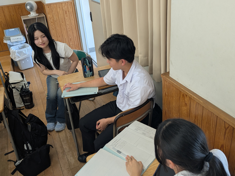 探究学習の相談に乗る境さん(左)