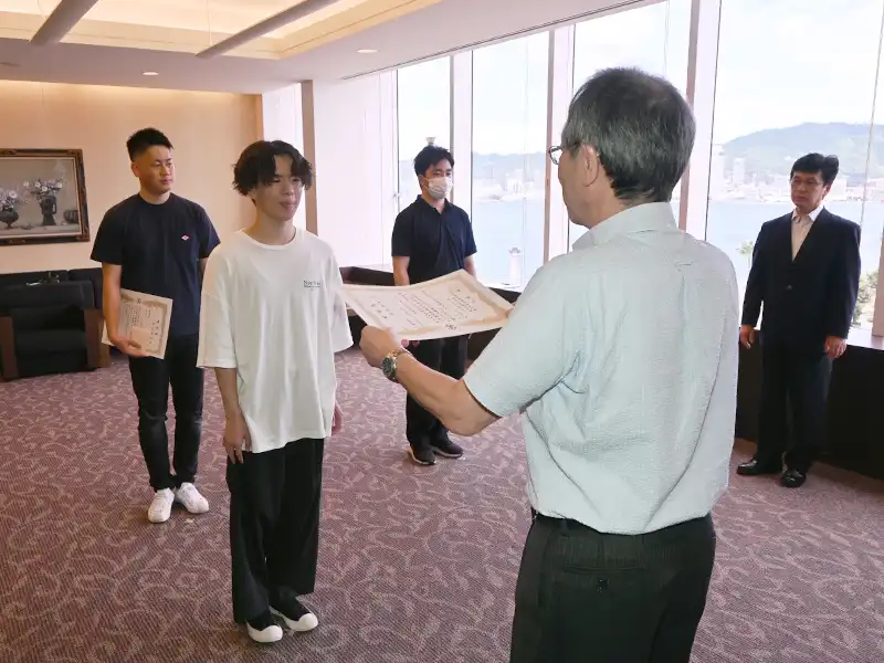 中村学長からの表彰状を受け取る優秀賞の藤坂さん