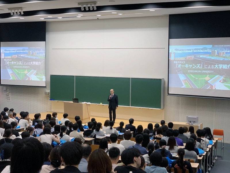 あいさつする春藤久人副学長