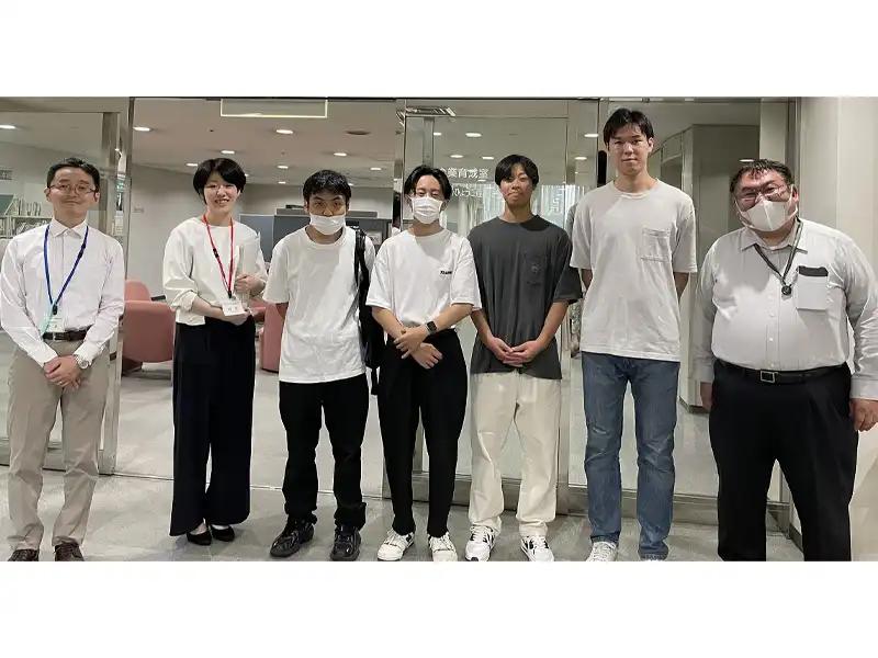 産振財団の皆さんと記念撮影する学生たち(左端が沖本部長、右隣が百濟さん、右端が阿部ユニットリーダー)