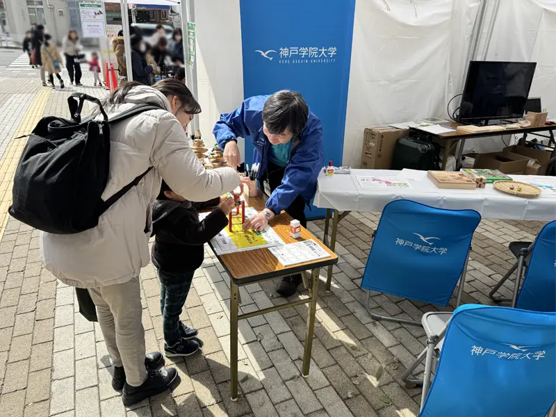 木製のおもちゃや、クイズラリーを楽しむ参加者ら