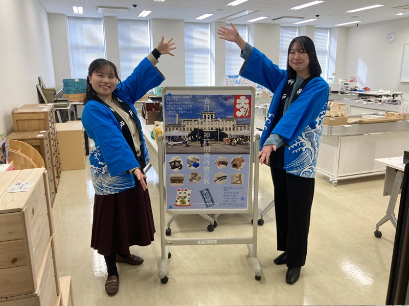 来訪者を歓迎する学生