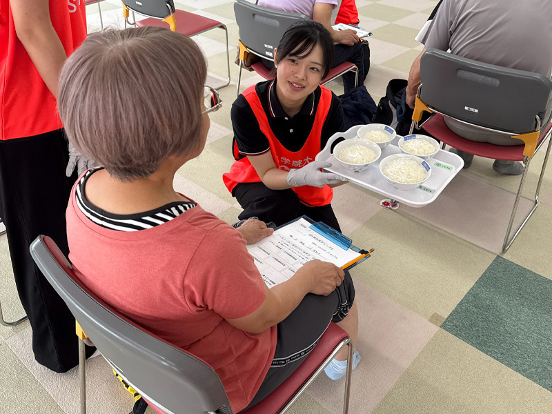 栄養状態を調査する学生