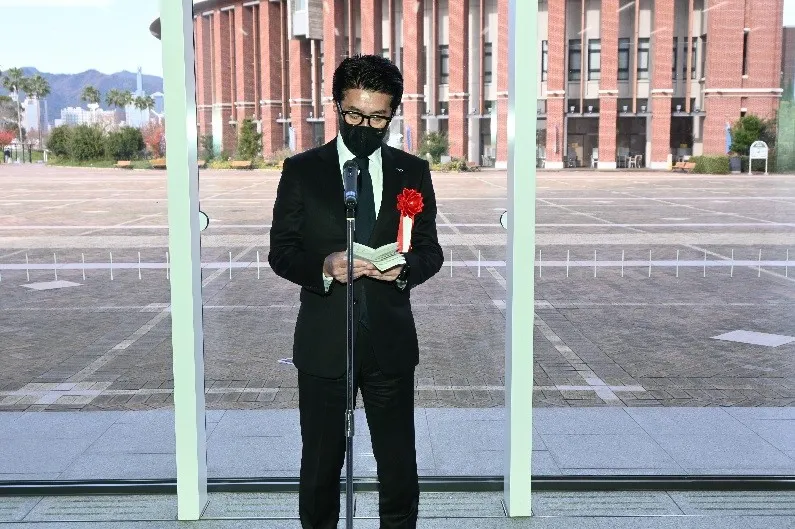 祝賀あいさつする神戸学院大学同窓会の桑原理哲会長