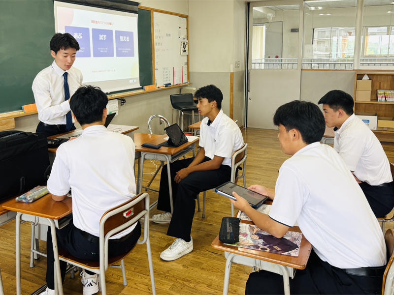 中高生とのグループワークに参加した森岡さん(左端)