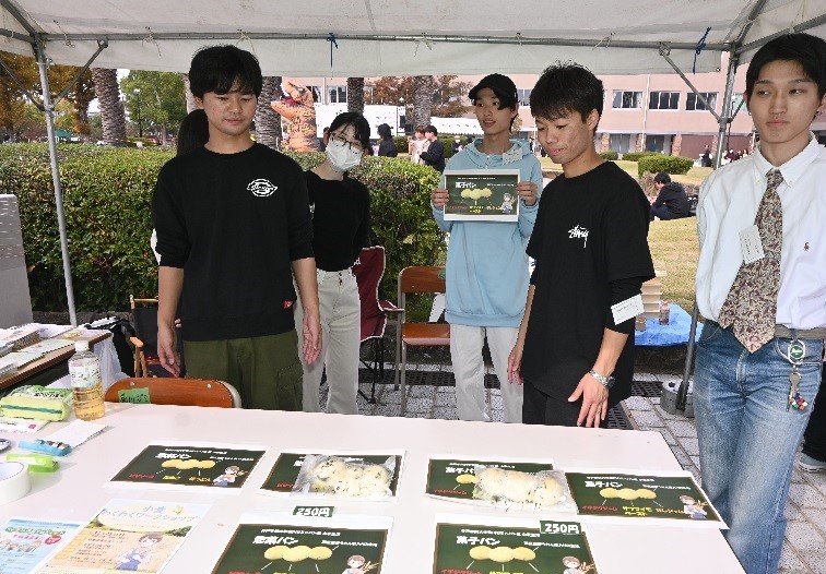 手作りパンを販売した現代社会学部菊川ゼミの模擬店