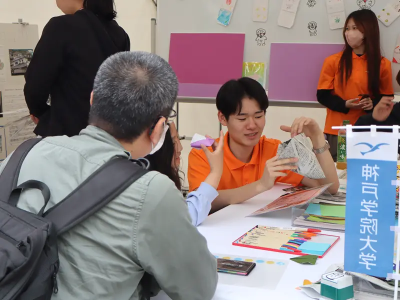 水本ゼミによる身近なものを活用する「新聞紙スリッパづくり」