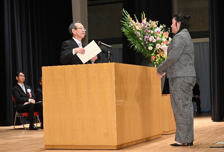 学位記を授与される卒業生
