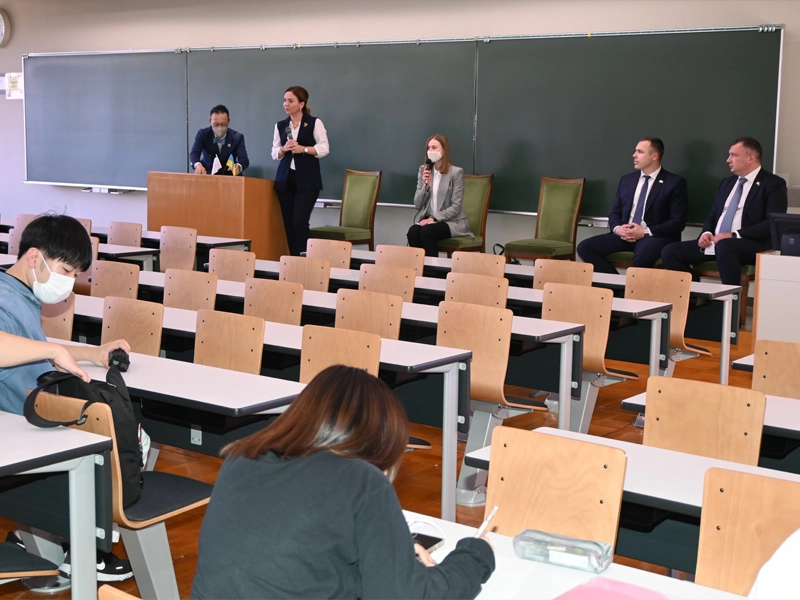 ウクライナの議員の話に熱心にメモを取る学生