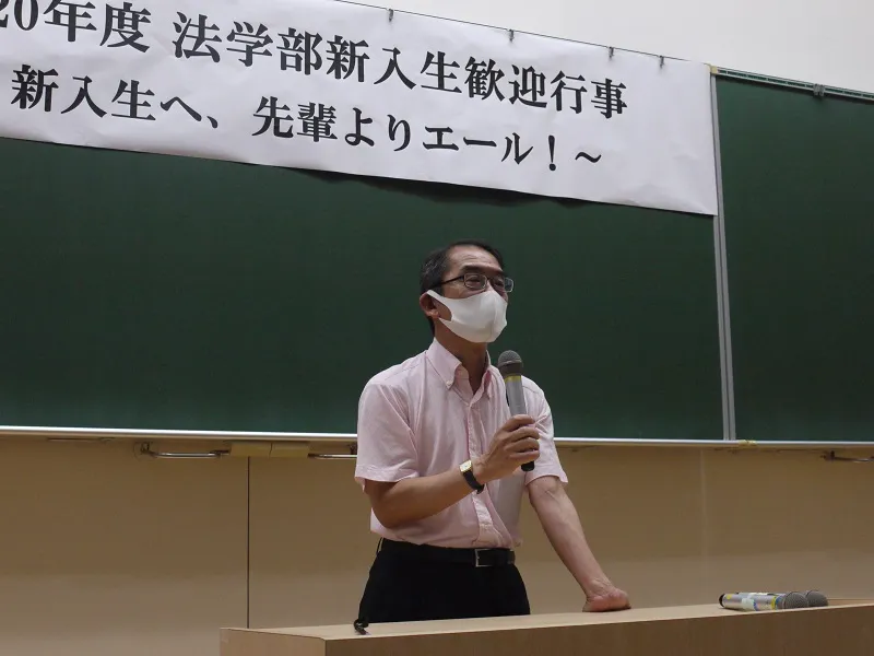 あいさつする田中裕明学部長