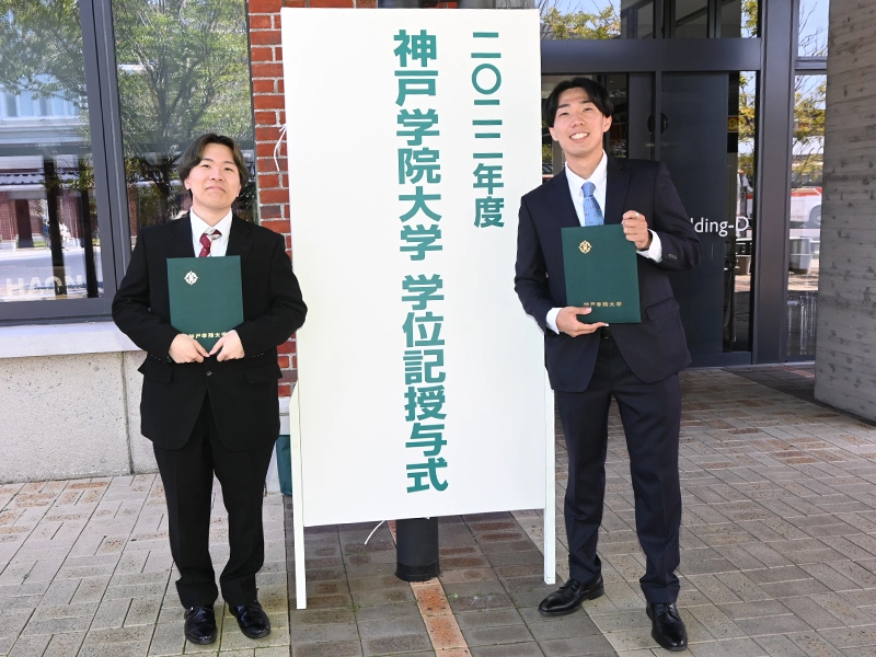 学位記を手に記念撮影する卒業生
