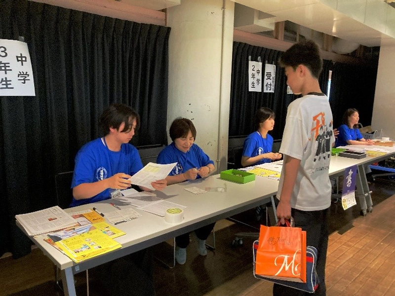 コンクールの受け付けをする学生