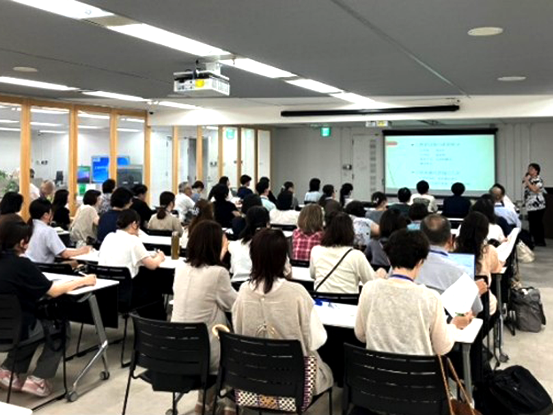 小嵜講師によるセミナー開催目的の説明を聴く参加者ら