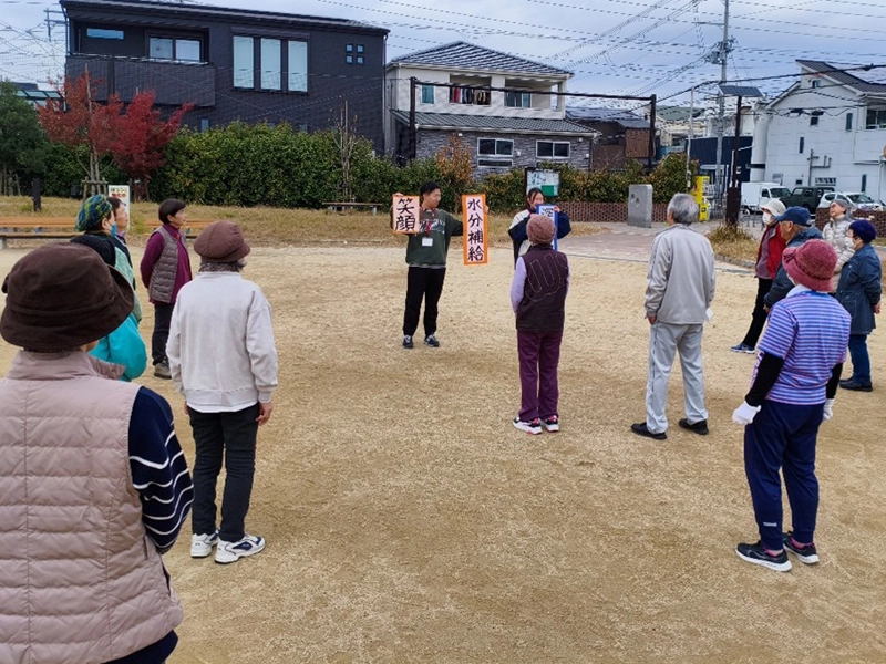 運動時の注意点を説明する学生