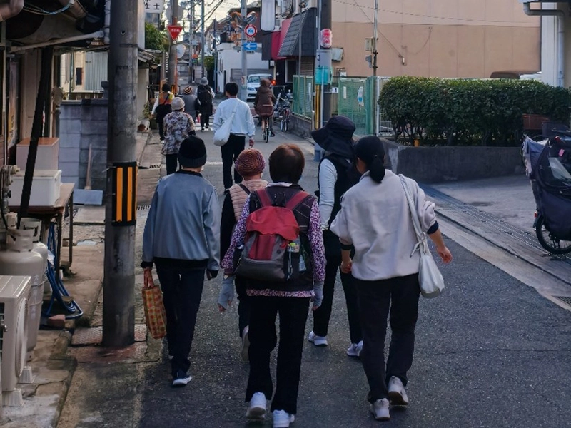 公園と別の公園間をてくてく歩く参加者