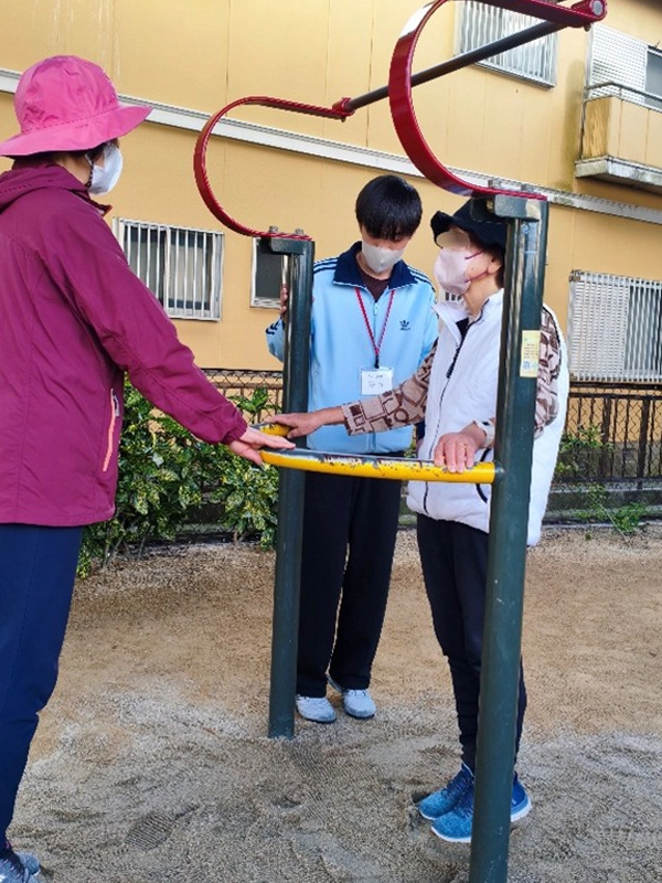 ふくらはぎの筋肉の運動を指導する学生