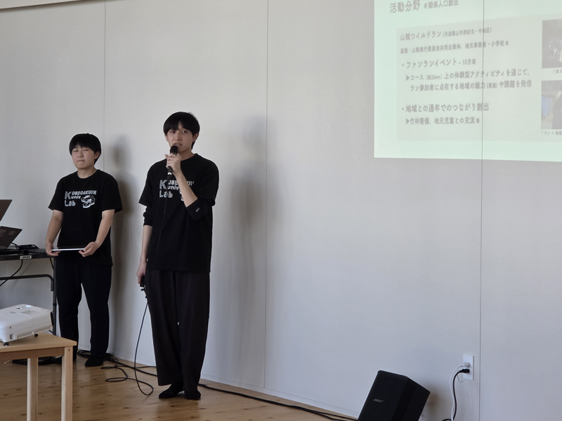 発表する卒業生の新川さん(右)と水野さん