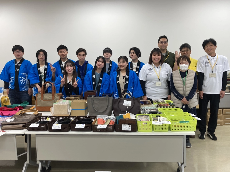 神戸刑務所の職員の方々と一緒に記念撮影