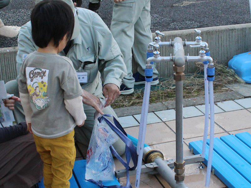 神戸市水道局による応急給水体験の様子