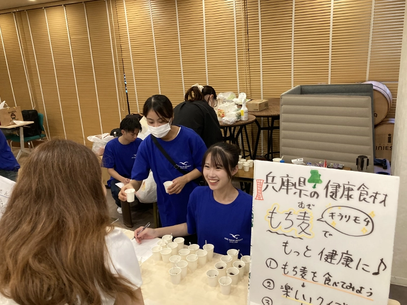 笑顔で対応する学生