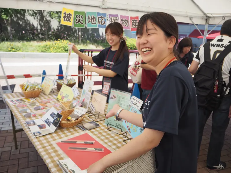 笑顔で接客を行う学生スタッフ