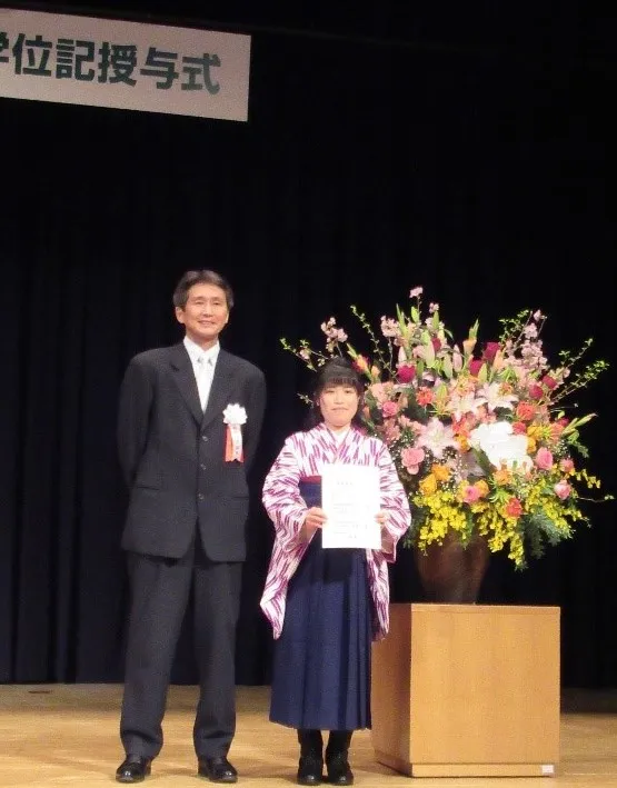 経済学部の学位記授与式の模様(右は卒業生総代の土居佳奈さん)