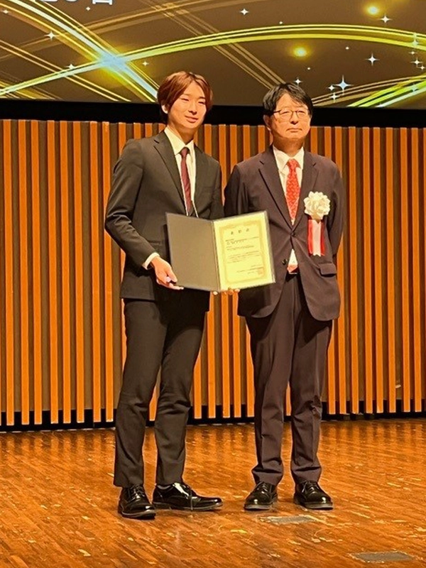 最優秀演題賞の表彰を受けた飯田翔輝さん(左)