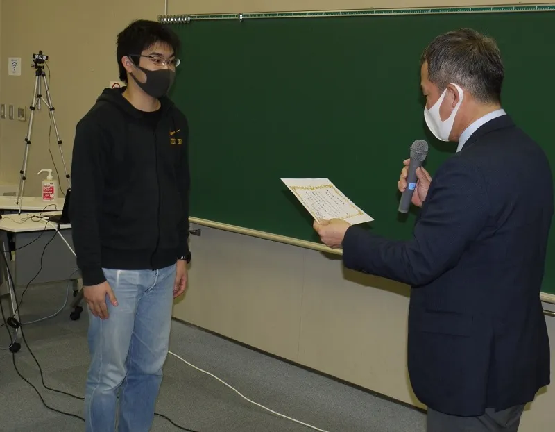 最優秀賞に輝き、表彰状を受け取るA班代表の濱田さん(左)