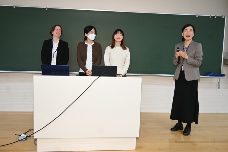 3人の国際交流員を紹介する大濱教授(右端)