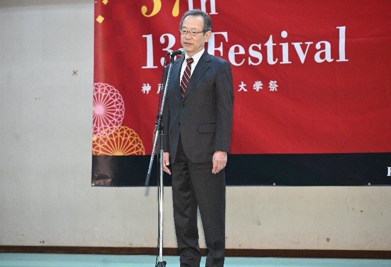 あいさつする中村学長