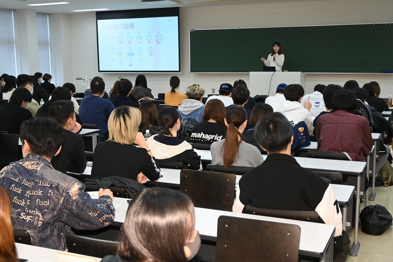 国際交流員の講演を聴く受講生