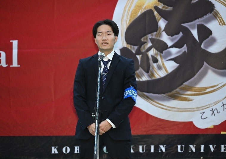 あいさつする大学祭中央実行委員会の牛尾会長