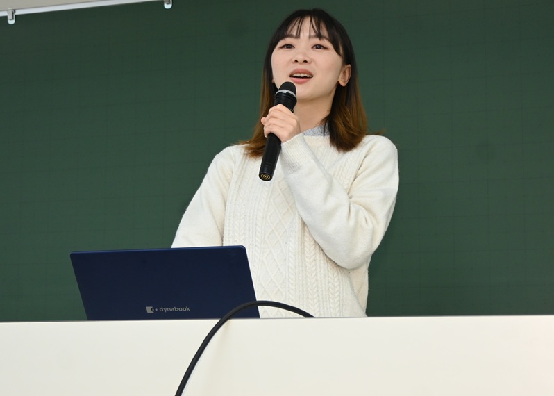 講演する李霞さん