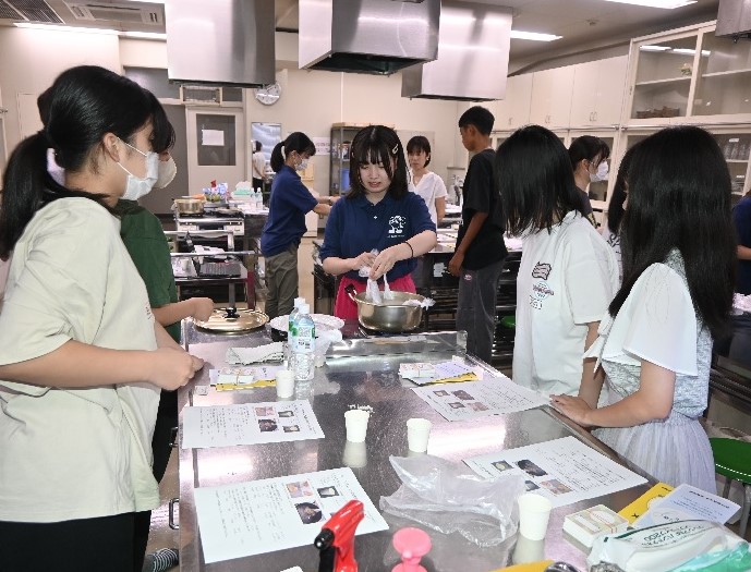 栄養学部のミニ実習では災害時の「ポリ袋調理」を紹介
