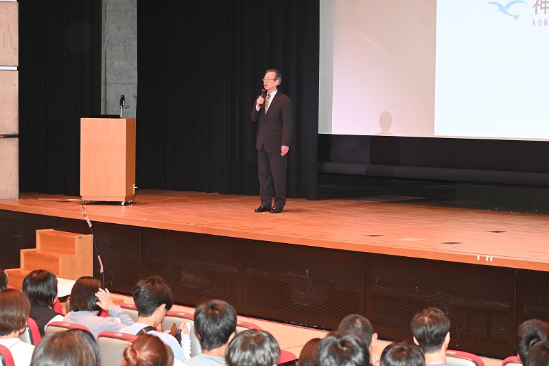 大学紹介で、あいさつする中村学長