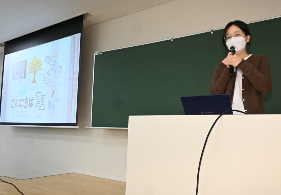 講演するイ・ダビンさん